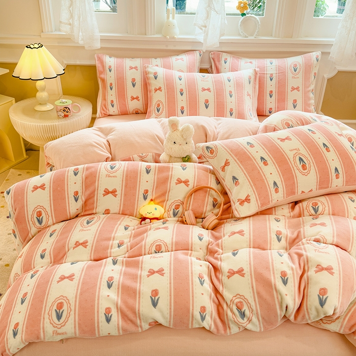 91家纺网 家纺一手货源 找家纺 摩妮卡 摩妮卡 2025新款加厚款小清新牛奶绒印花四件套床单款床笠单被套 满溪