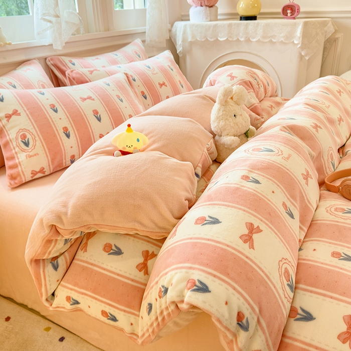 91家纺网 家纺一手货源 找家纺 摩妮卡 摩妮卡 2025新款加厚款小清新牛奶绒印花四件套床单款床笠单被套 满溪