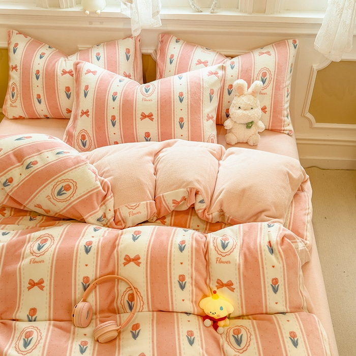 91家纺网 家纺一手货源 找家纺 摩妮卡 摩妮卡 2025新款加厚款小清新牛奶绒印花四件套床单款床笠单被套 满溪