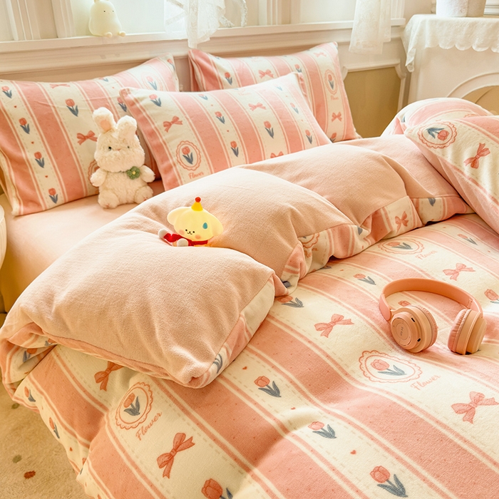 91家纺网 家纺一手货源 找家纺 摩妮卡 摩妮卡 2025新款加厚款小清新牛奶绒印花四件套床单款床笠单被套 满溪