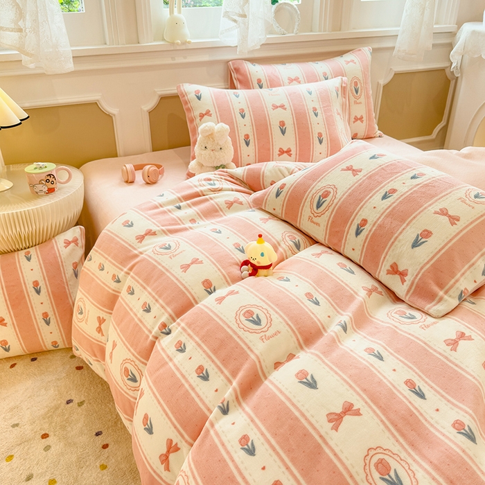 91家纺网 家纺一手货源 找家纺 摩妮卡 摩妮卡 2025新款加厚款小清新牛奶绒印花四件套床单款床笠单被套 满溪