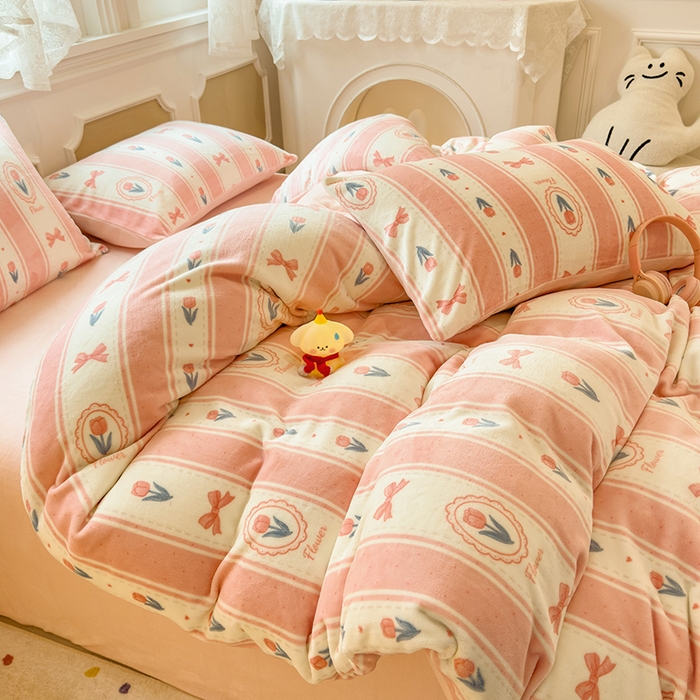 91家纺网 家纺一手货源 找家纺 摩妮卡 摩妮卡 2025新款加厚款小清新牛奶绒印花四件套床单款床笠单被套 满溪