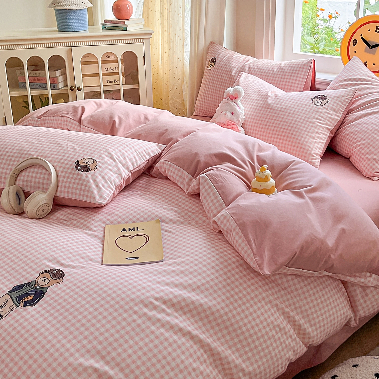 91家纺网 家纺一手货源 找家纺 大境 2025秋冬专版刺绣A类全棉磨毛四件套三件套 篮球小熊-粉小格