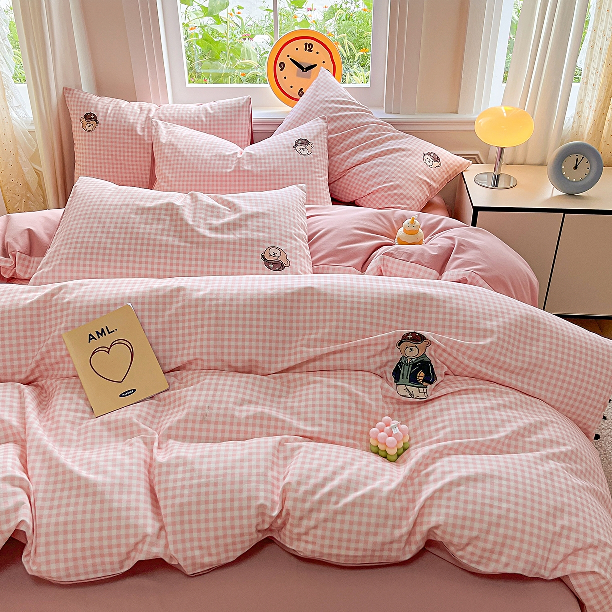 91家纺网 家纺一手货源 找家纺 大境 2025秋冬专版刺绣A类全棉磨毛四件套三件套 篮球小熊-粉小格