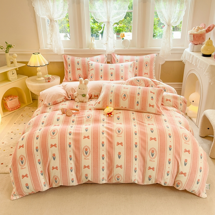 91家纺网 家纺一手货源 找家纺 摩妮卡 摩妮卡 2025新款加厚款小清新牛奶绒印花四件套床单款床笠单被套 满溪