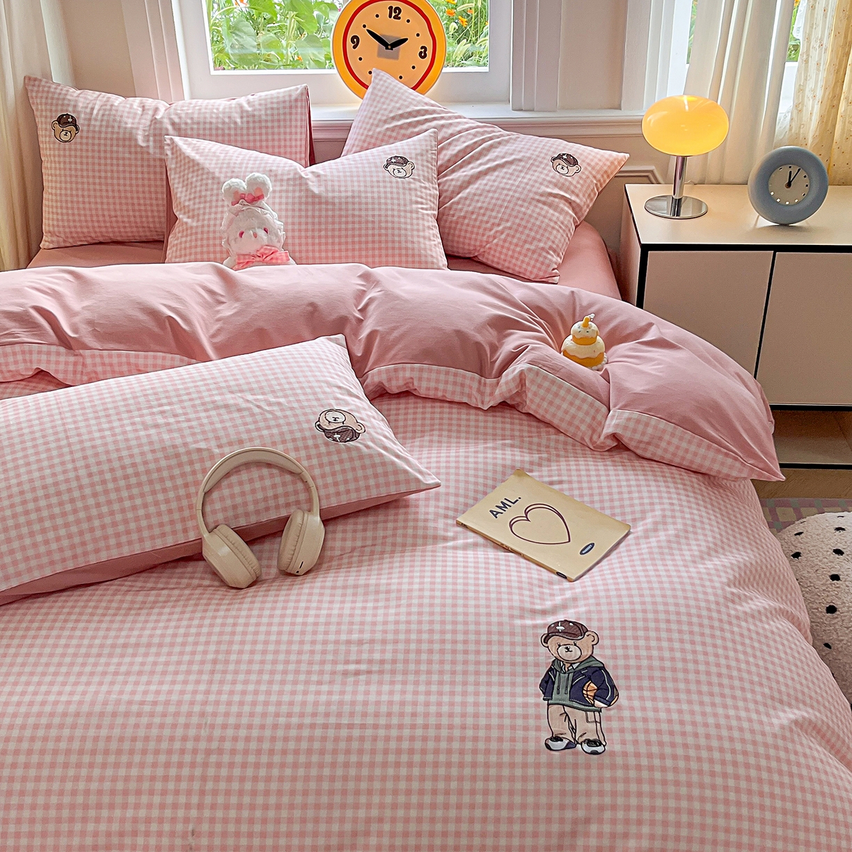 91家纺网 家纺一手货源 找家纺 大境 2025秋冬专版刺绣A类全棉磨毛四件套三件套 篮球小熊-粉小格