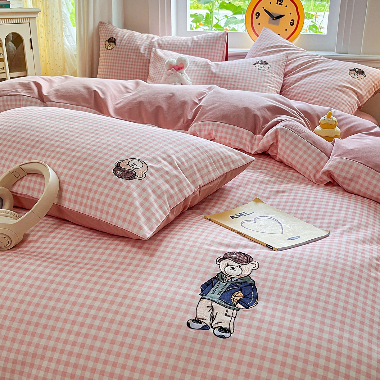 91家纺网 家纺一手货源 找家纺 大境 2025秋冬专版刺绣A类全棉磨毛四件套三件套 篮球小熊-粉小格