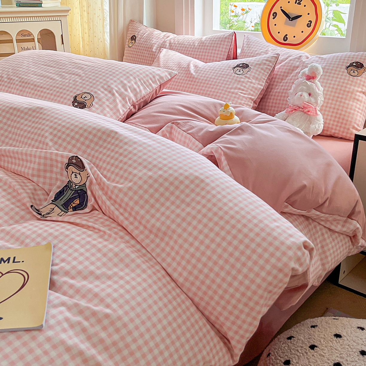 91家纺网 家纺一手货源 找家纺 大境 2025秋冬专版刺绣A类全棉磨毛四件套三件套 篮球小熊-粉小格