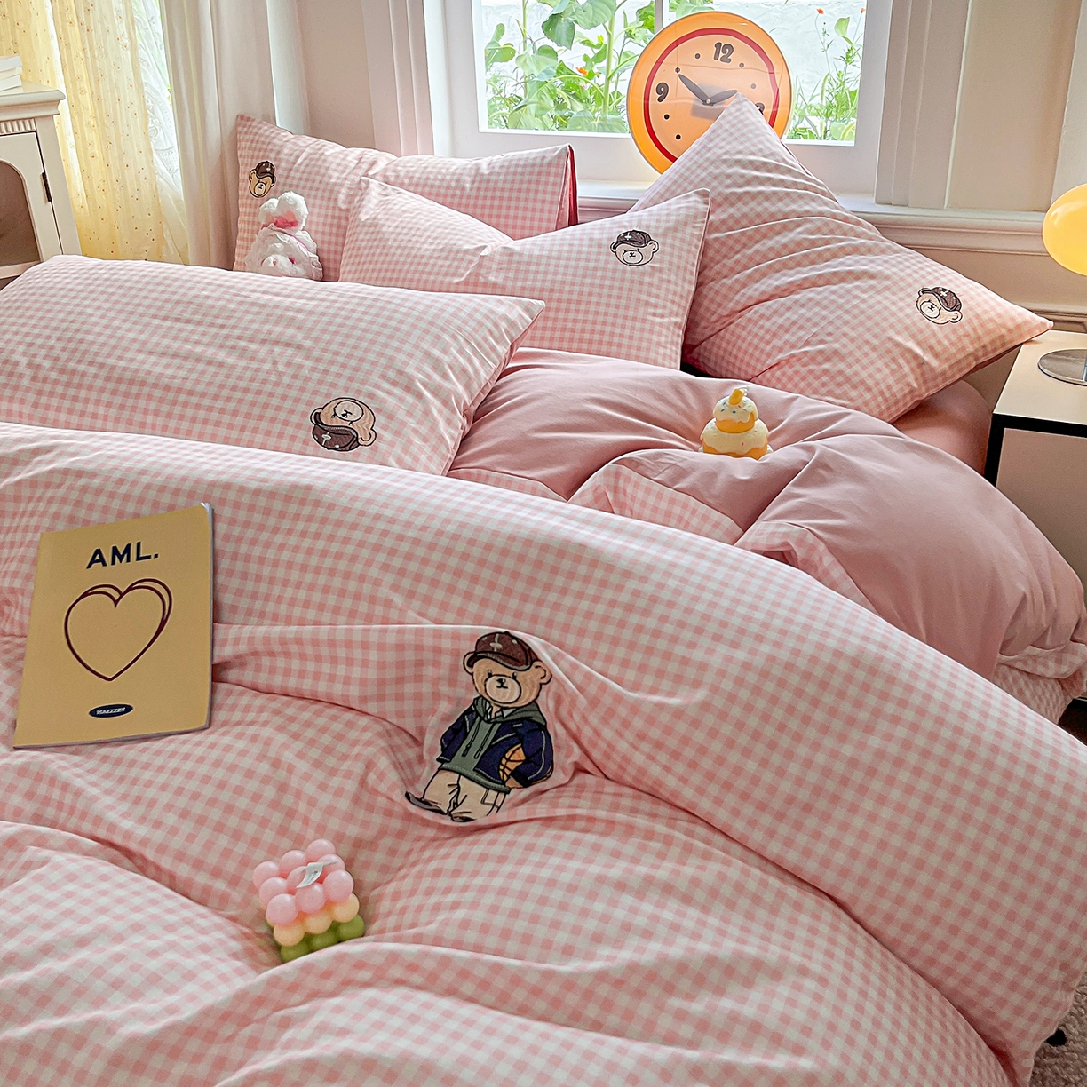 91家纺网 家纺一手货源 找家纺 大境 2025秋冬专版刺绣A类全棉磨毛四件套三件套 篮球小熊-粉小格