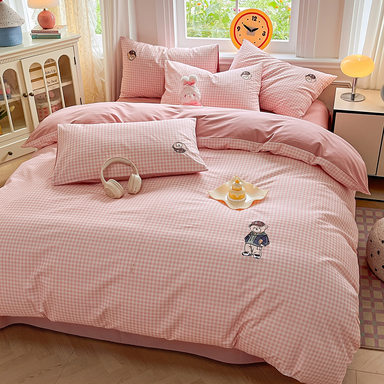 91家纺网 家纺一手货源 找家纺 大境 2025秋冬专版刺绣A类全棉磨毛四件套三件套 篮球小熊-粉小格