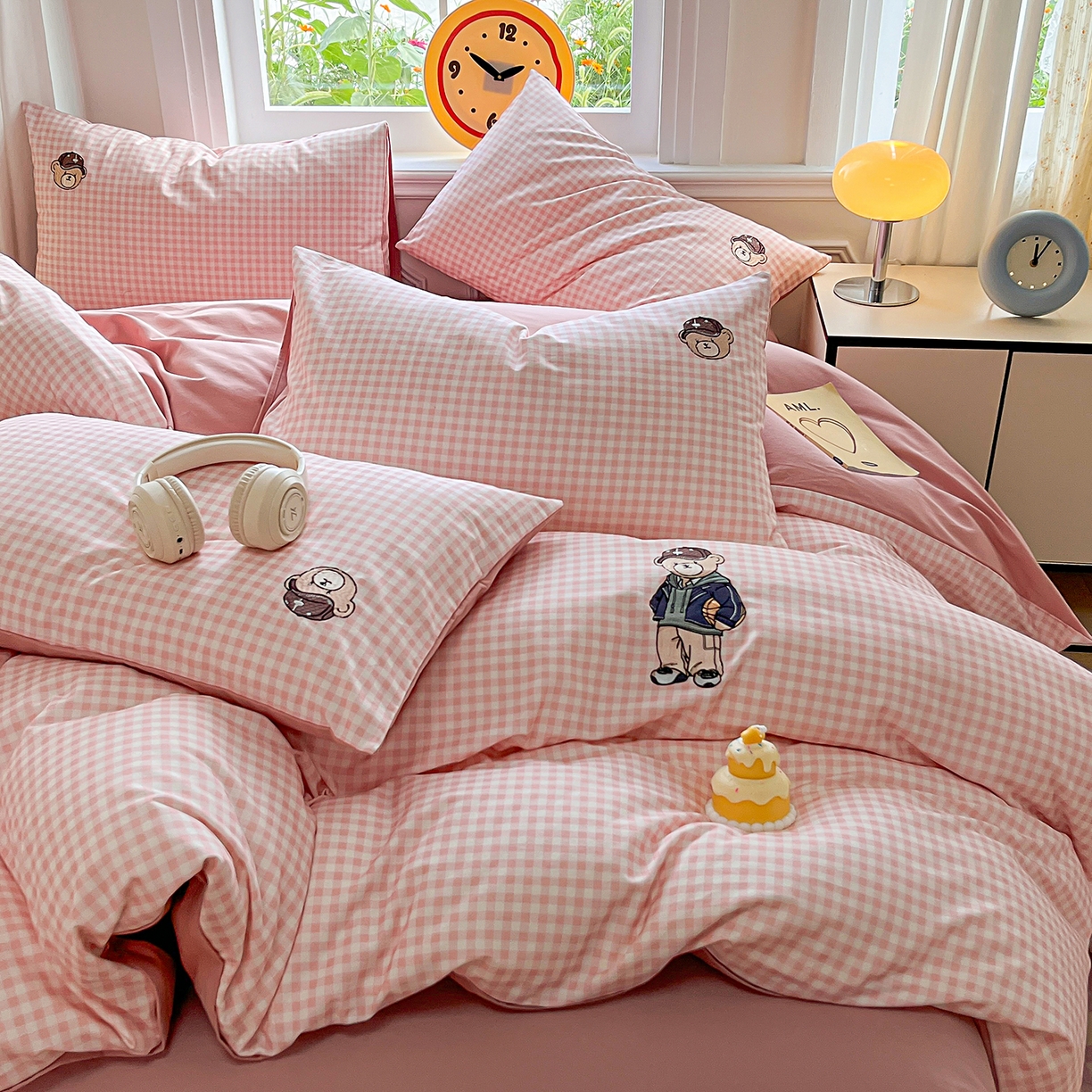 91家纺网 家纺一手货源 找家纺 大境 2025秋冬专版刺绣A类全棉磨毛四件套三件套 篮球小熊-粉小格