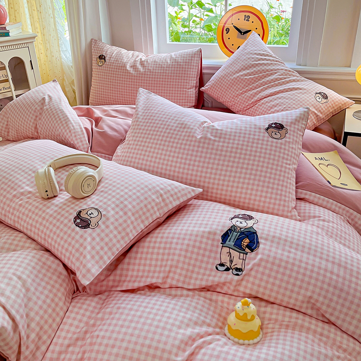 91家纺网 家纺一手货源 找家纺 大境 2025秋冬专版刺绣A类全棉磨毛四件套三件套 篮球小熊-粉小格