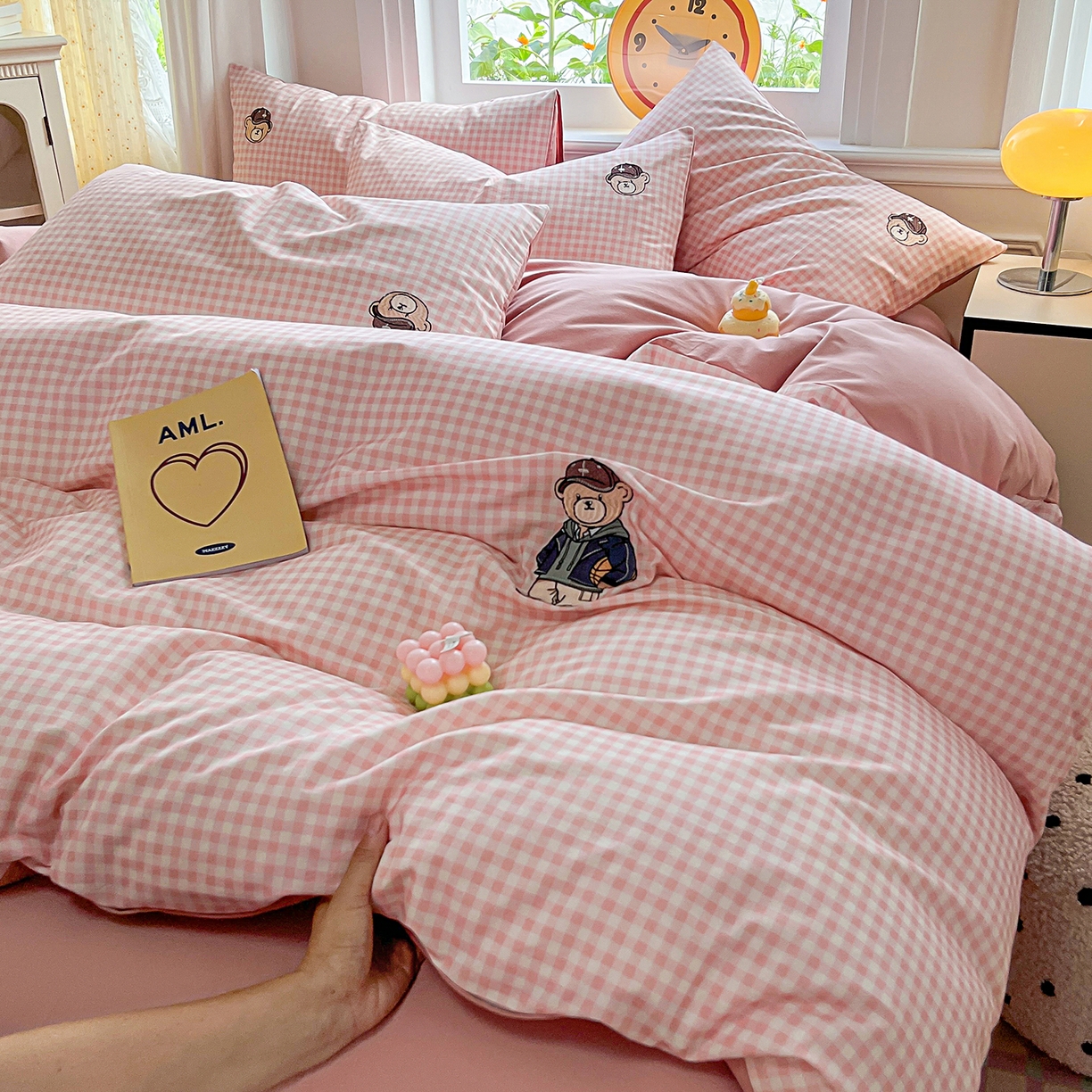 91家纺网 家纺一手货源 找家纺 大境 2025秋冬专版刺绣A类全棉磨毛四件套三件套 篮球小熊-粉小格