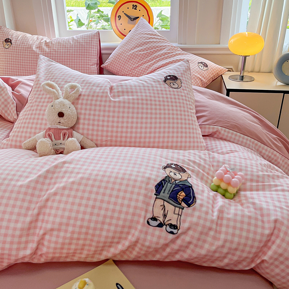 91家纺网 家纺一手货源 找家纺 大境 2025秋冬专版刺绣A类全棉磨毛四件套三件套 篮球小熊-粉小格