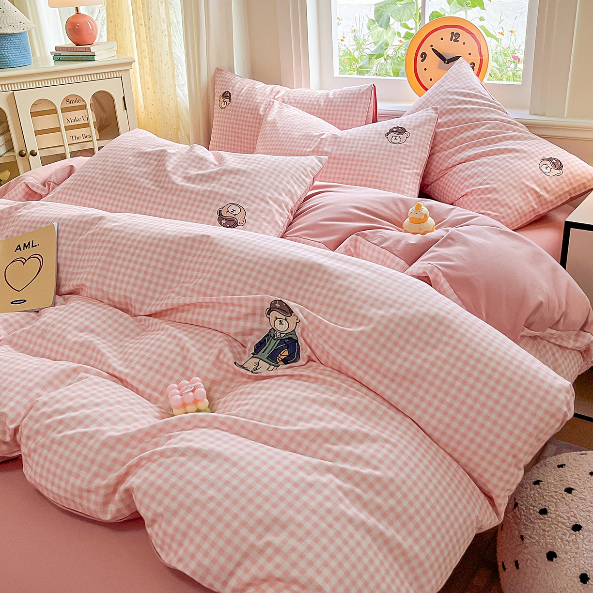 91家纺网 家纺一手货源 找家纺 大境 2025秋冬专版刺绣A类全棉磨毛四件套三件套 篮球小熊-粉小格