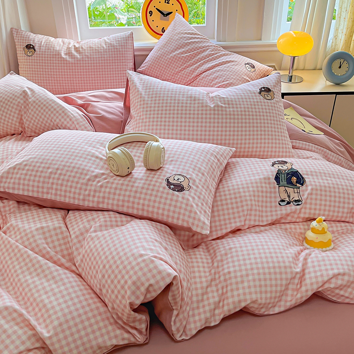 91家纺网 家纺一手货源 找家纺 大境 2025秋冬专版刺绣A类全棉磨毛四件套三件套 篮球小熊-粉小格