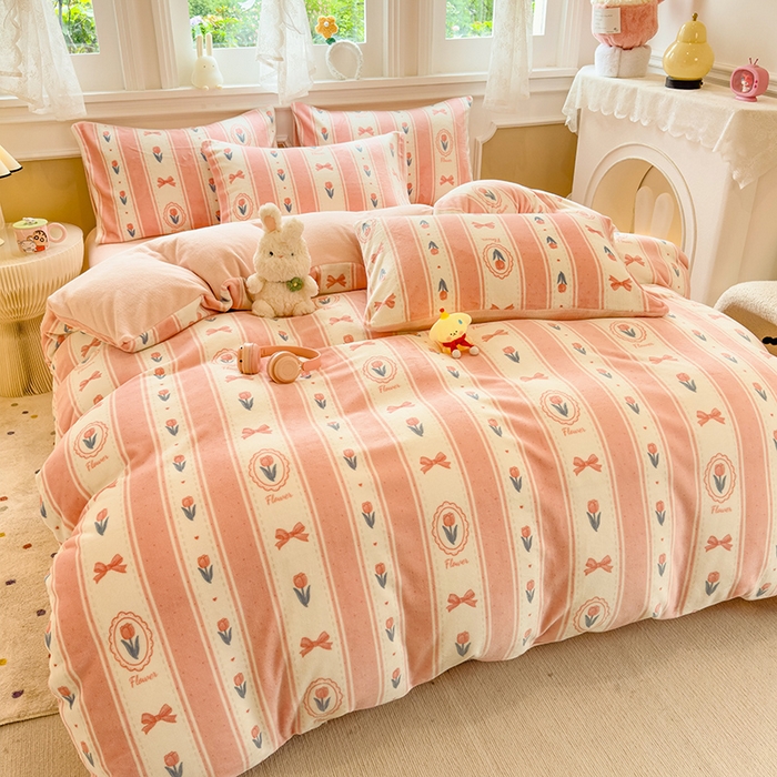 91家纺网 家纺一手货源 找家纺 摩妮卡 摩妮卡 2025新款加厚款小清新牛奶绒印花四件套床单款床笠单被套 满溪