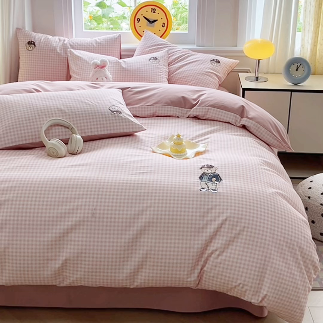 91家纺网 家纺一手货源 找家纺 大境 2025秋冬专版刺绣A类全棉磨毛四件套三件套 篮球小熊-粉小格