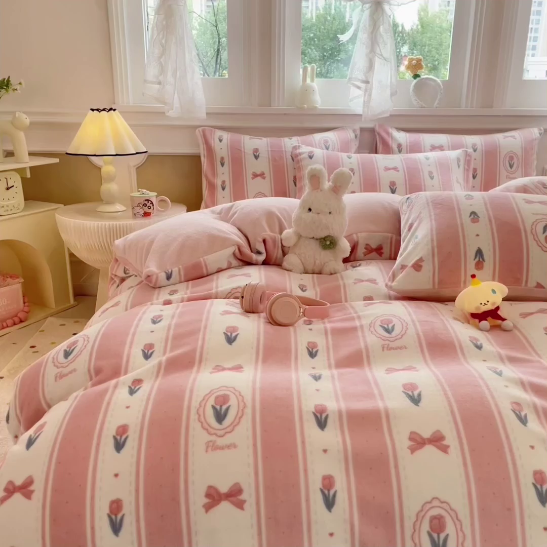 91家纺网 家纺一手货源 找家纺 摩妮卡 摩妮卡 2025新款加厚款小清新牛奶绒印花四件套床单款床笠单被套 满溪