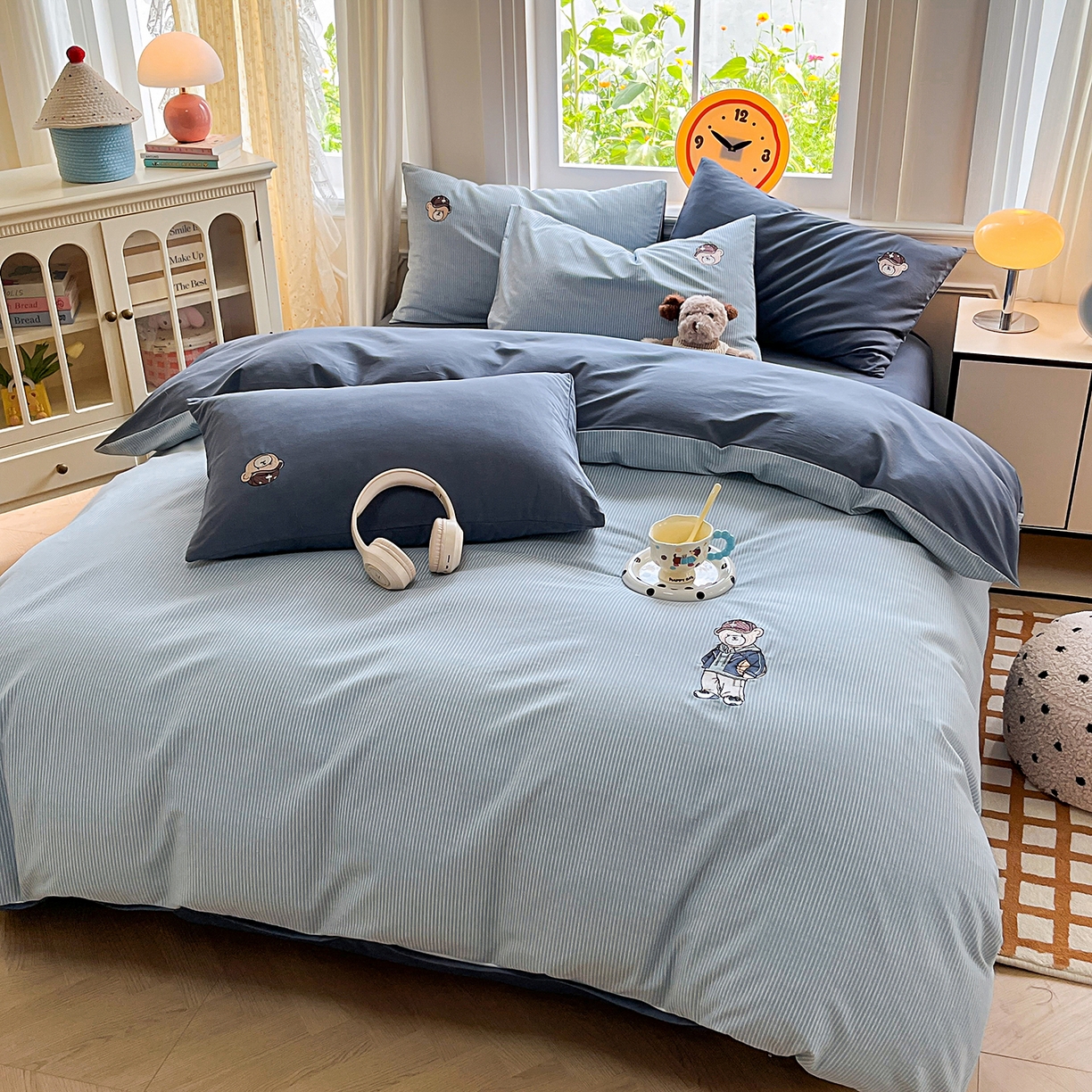 91家纺网 家纺一手货源 找家纺 大境 2025秋冬专版刺绣A类全棉磨毛四件套三件套 篮球小熊-蓝灰条