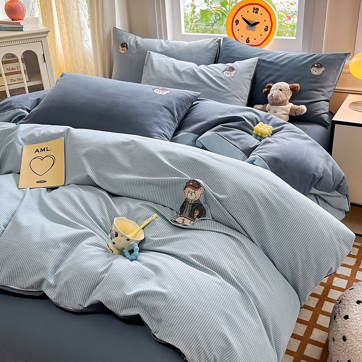 91家纺网 家纺一手货源 找家纺 大境 2025秋冬专版刺绣A类全棉磨毛四件套三件套 篮球小熊-蓝灰条