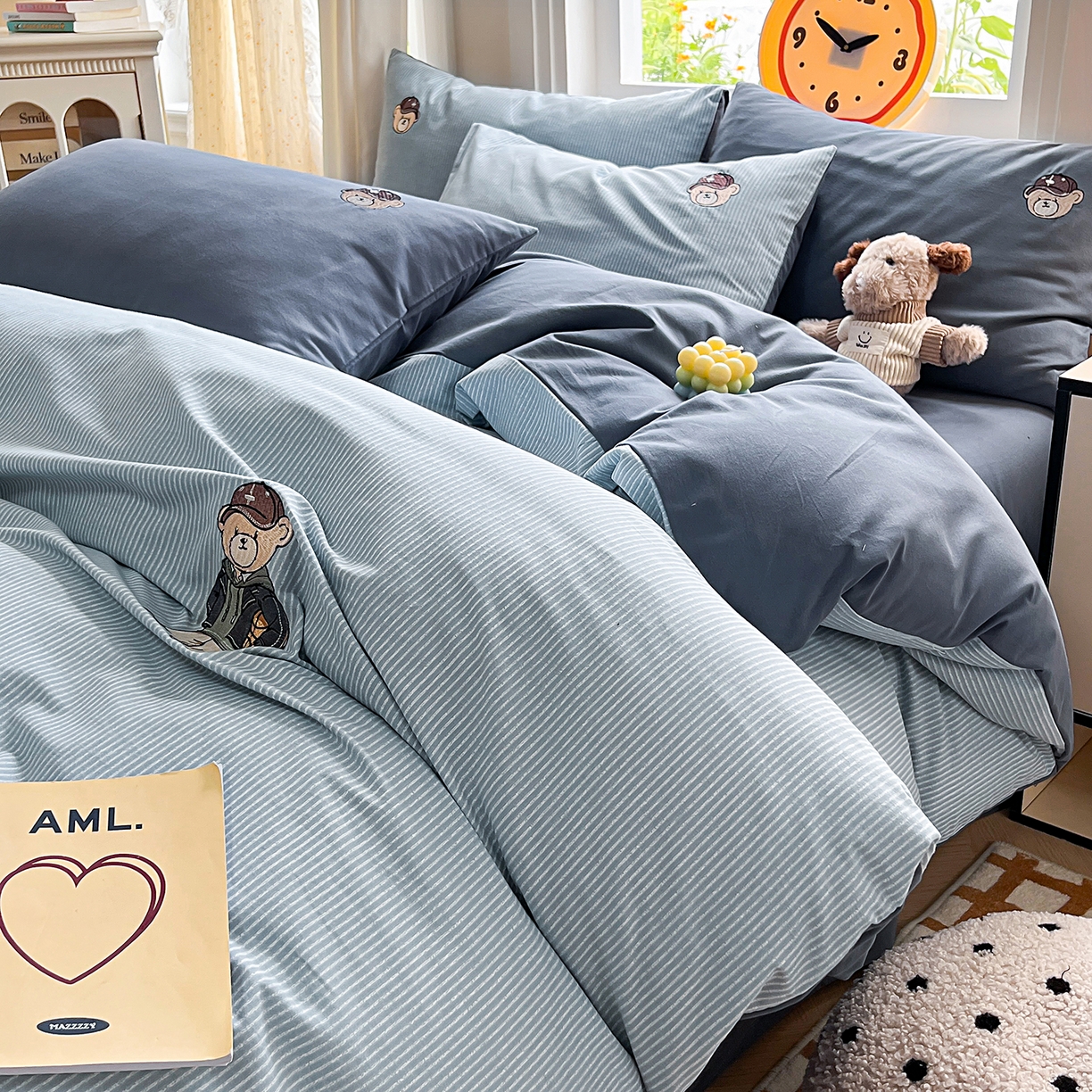 91家纺网 家纺一手货源 找家纺 大境 2025秋冬专版刺绣A类全棉磨毛四件套三件套 篮球小熊-蓝灰条