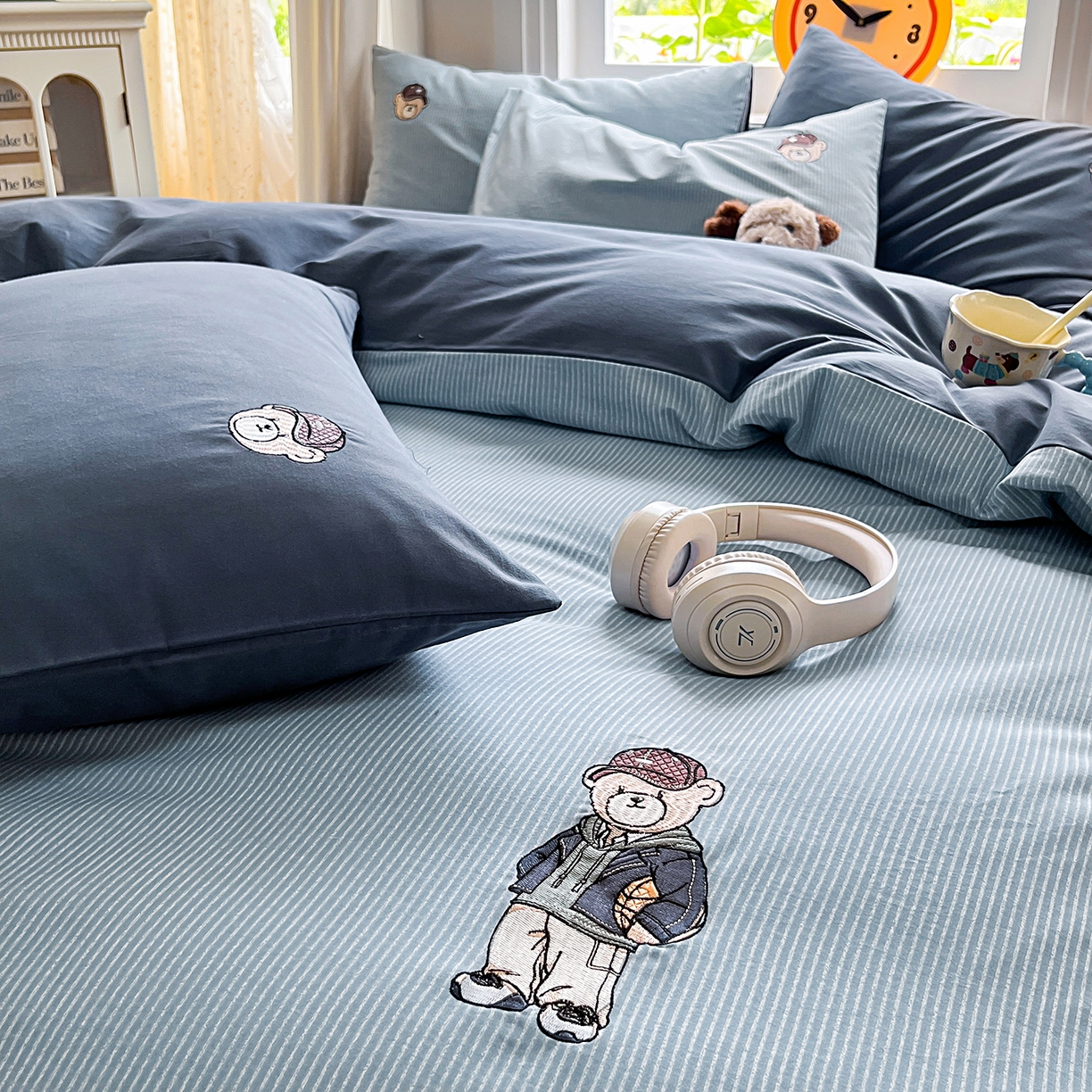 91家纺网 家纺一手货源 找家纺 大境 2025秋冬专版刺绣A类全棉磨毛四件套三件套 篮球小熊-蓝灰条