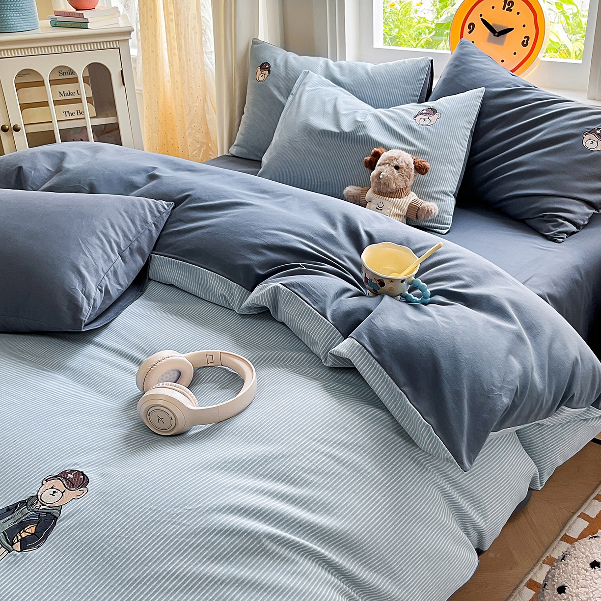 91家纺网 家纺一手货源 找家纺 大境 2025秋冬专版刺绣A类全棉磨毛四件套三件套 篮球小熊-蓝灰条