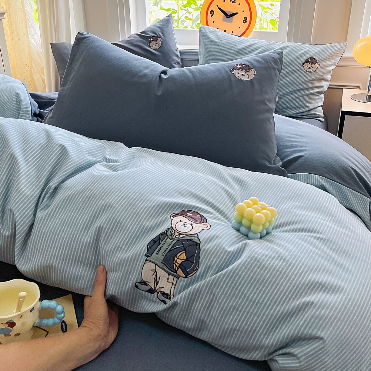 91家纺网 家纺一手货源 找家纺 大境 2025秋冬专版刺绣A类全棉磨毛四件套三件套 篮球小熊-蓝灰条