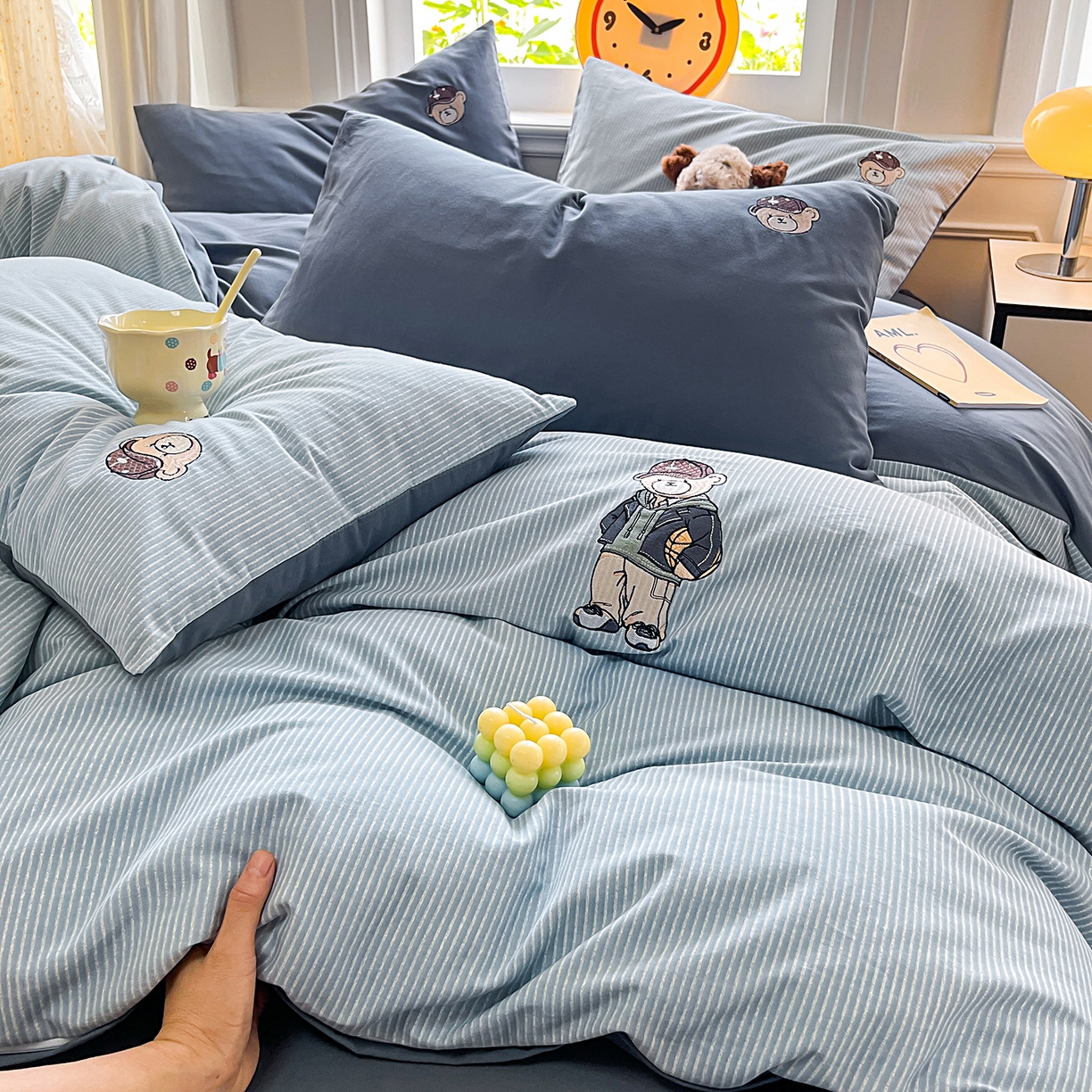 91家纺网 家纺一手货源 找家纺 大境 2025秋冬专版刺绣A类全棉磨毛四件套三件套 篮球小熊-蓝灰条