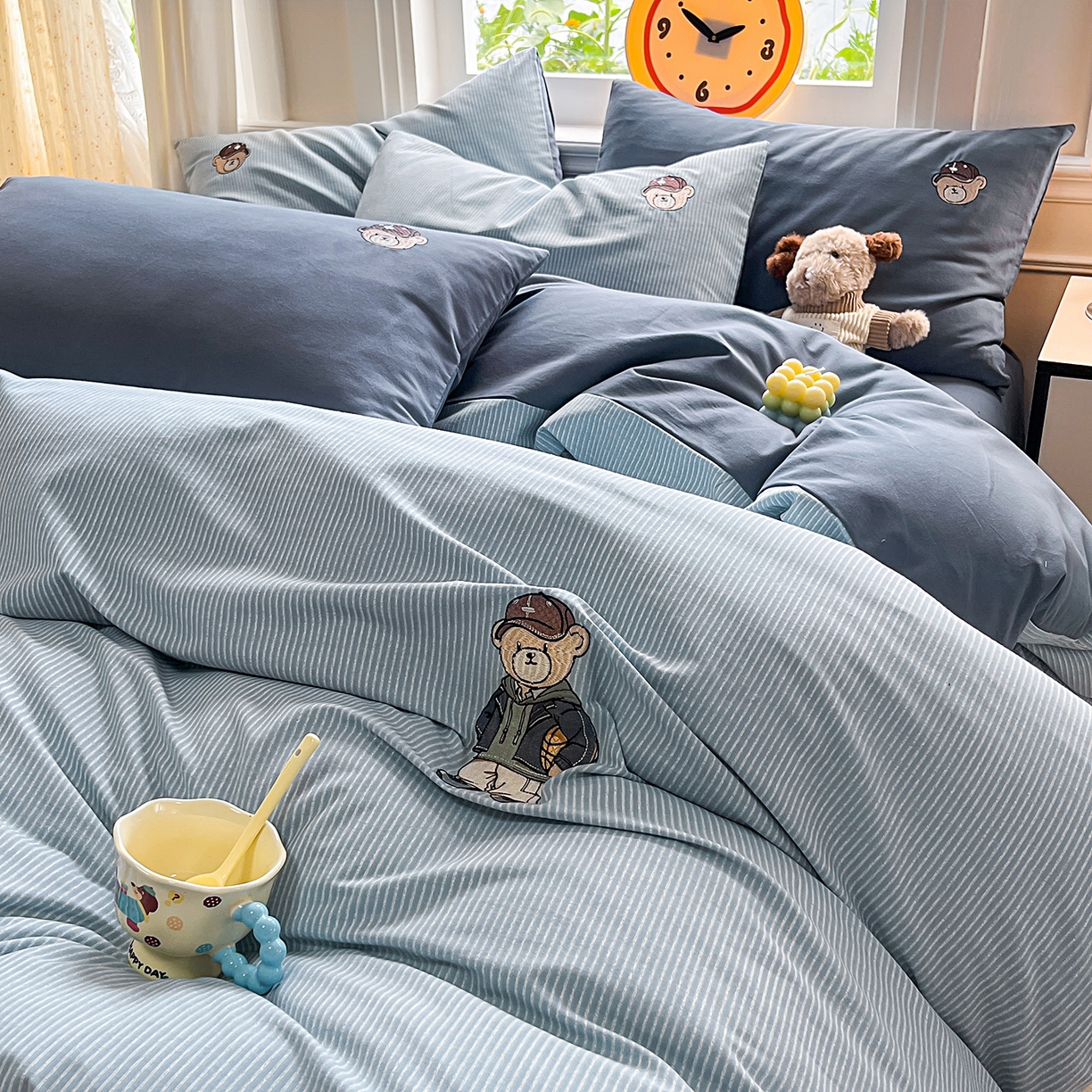 91家纺网 家纺一手货源 找家纺 大境 2025秋冬专版刺绣A类全棉磨毛四件套三件套 篮球小熊-蓝灰条