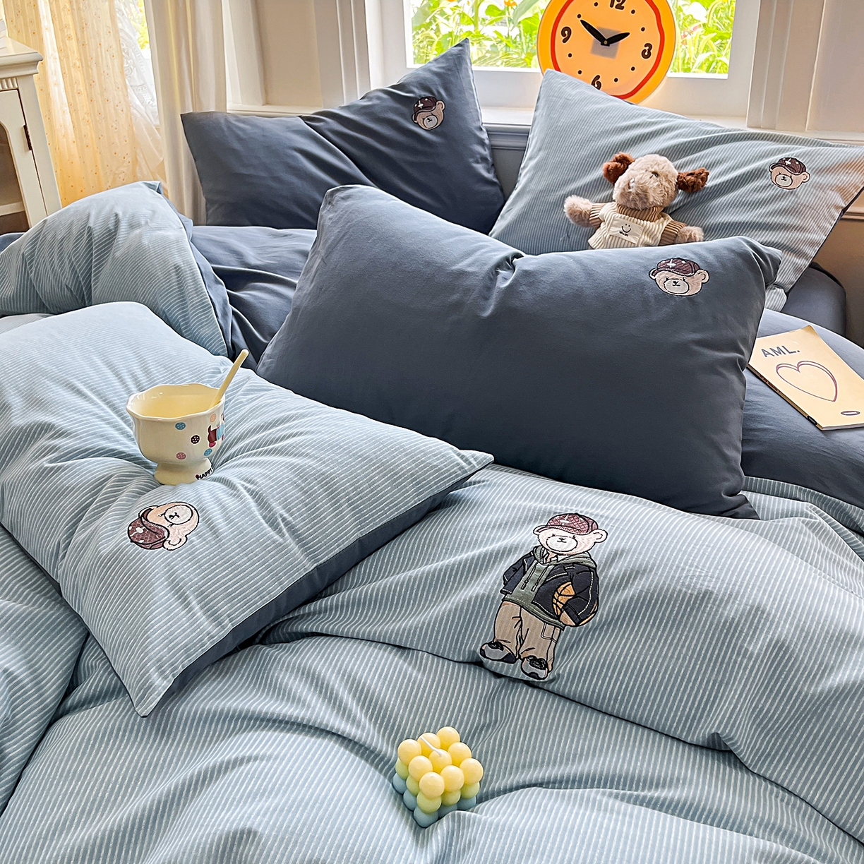 91家纺网 家纺一手货源 找家纺 大境 2025秋冬专版刺绣A类全棉磨毛四件套三件套 篮球小熊-蓝灰条