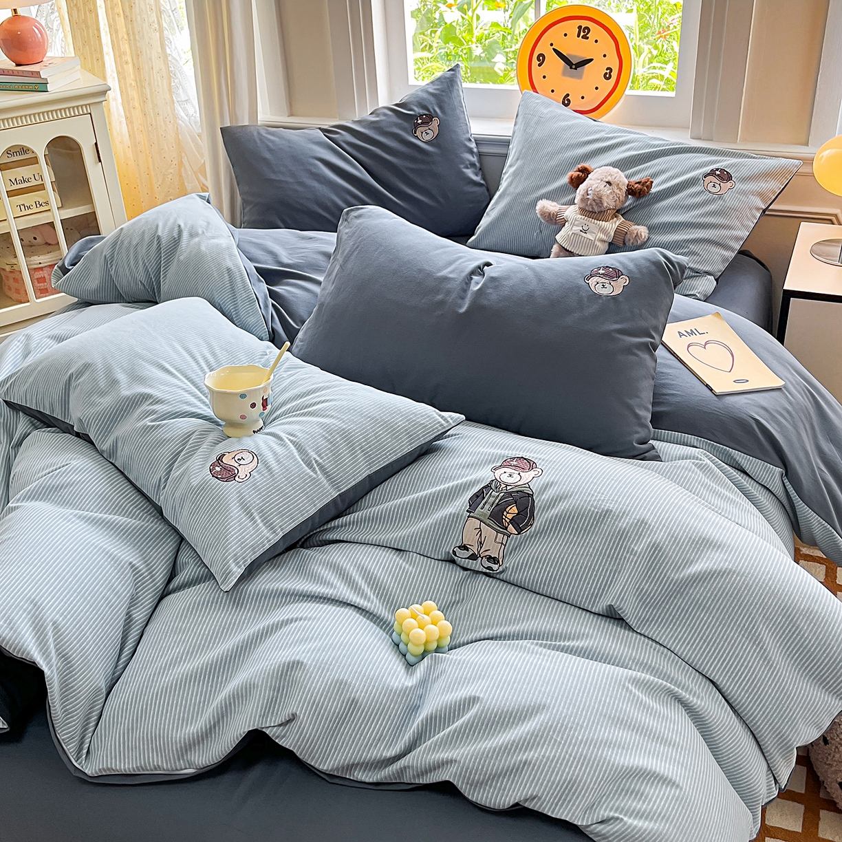 91家纺网 家纺一手货源 找家纺 大境 2025秋冬专版刺绣A类全棉磨毛四件套三件套 篮球小熊-蓝灰条