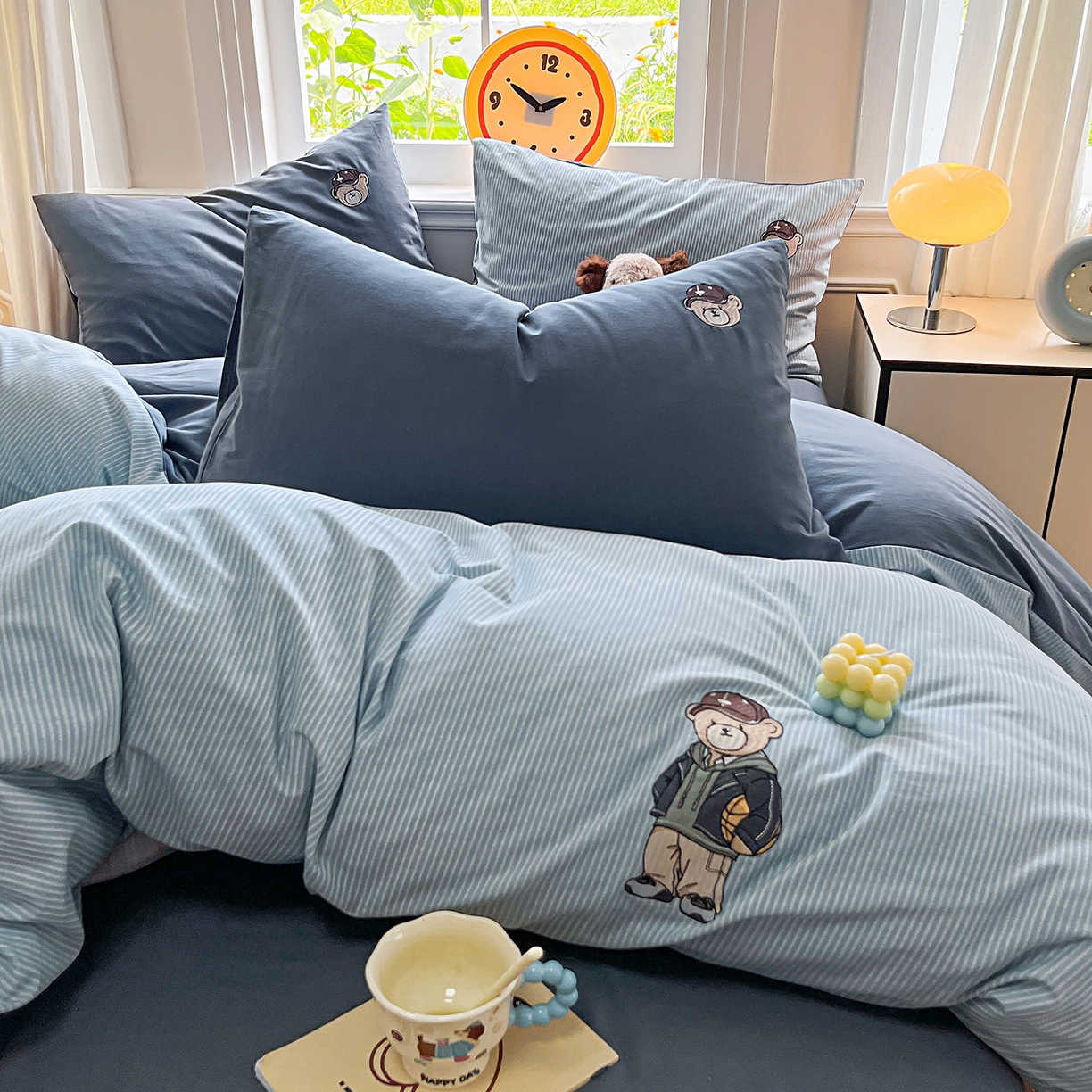 91家纺网 家纺一手货源 找家纺 大境 2025秋冬专版刺绣A类全棉磨毛四件套三件套 篮球小熊-蓝灰条