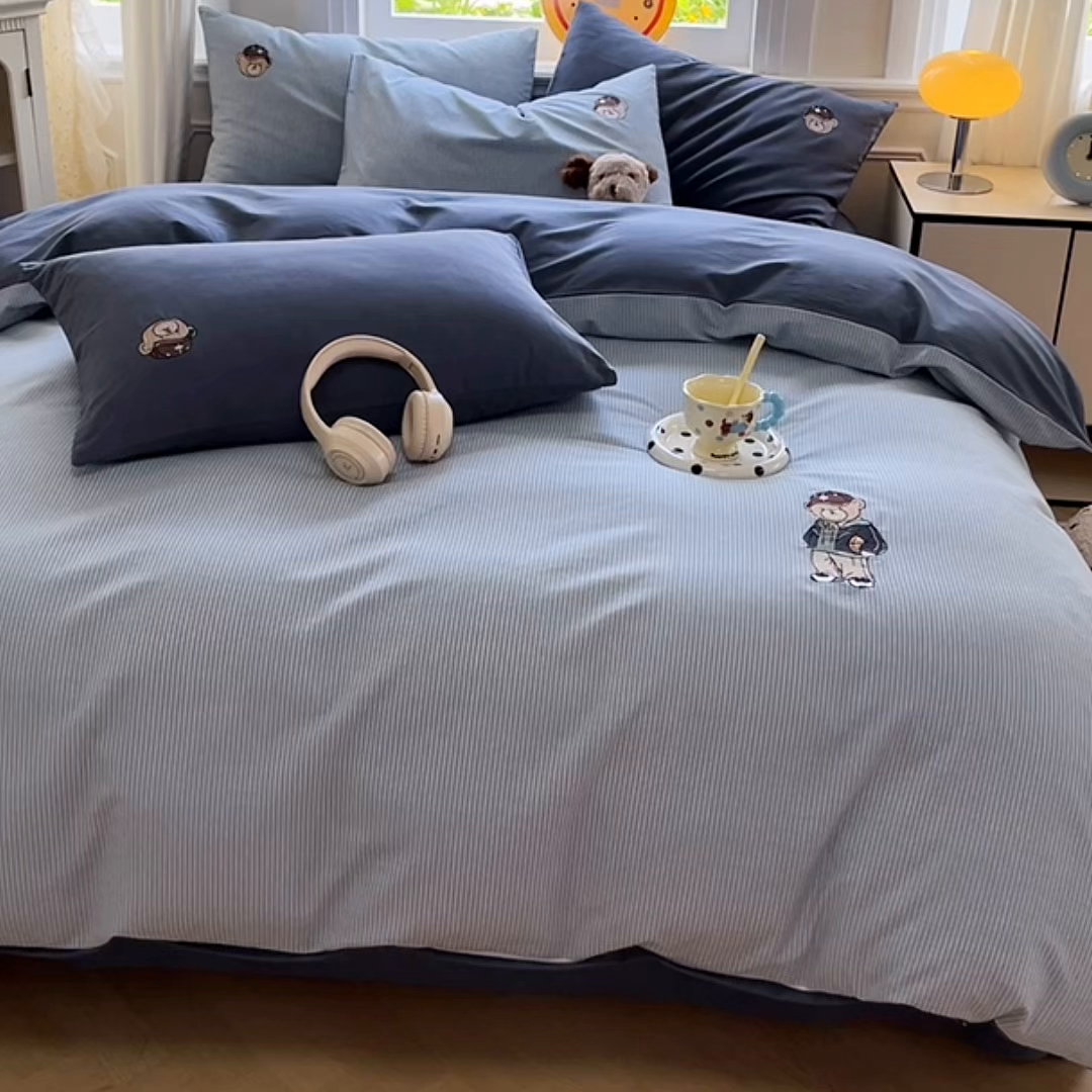 91家纺网 家纺一手货源 找家纺 大境 2025秋冬专版刺绣A类全棉磨毛四件套三件套 篮球小熊-蓝灰条