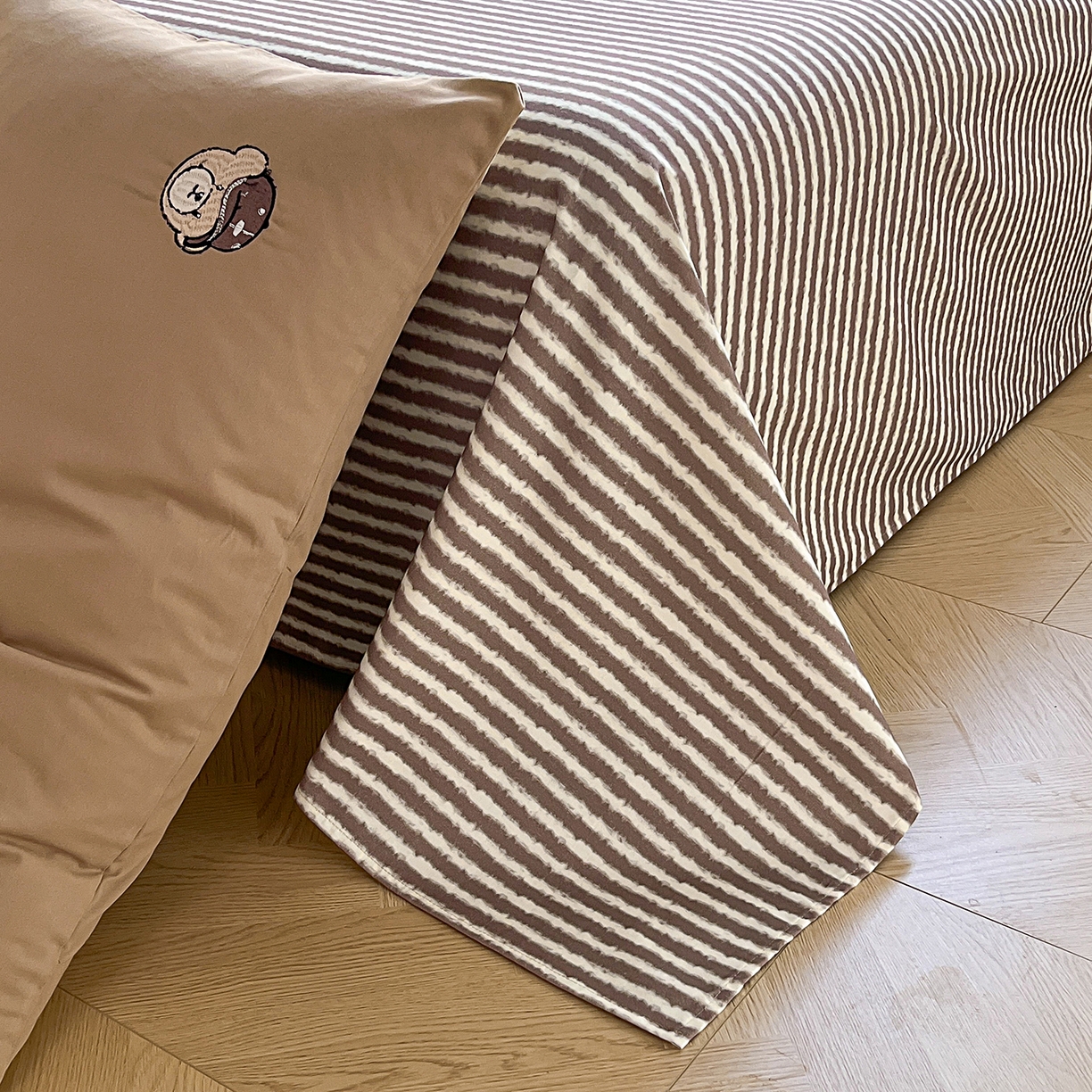 91家纺网 家纺一手货源 找家纺 大境 2025秋冬专版刺绣A类全棉磨毛四件套三件套 篮球小熊-暖咖