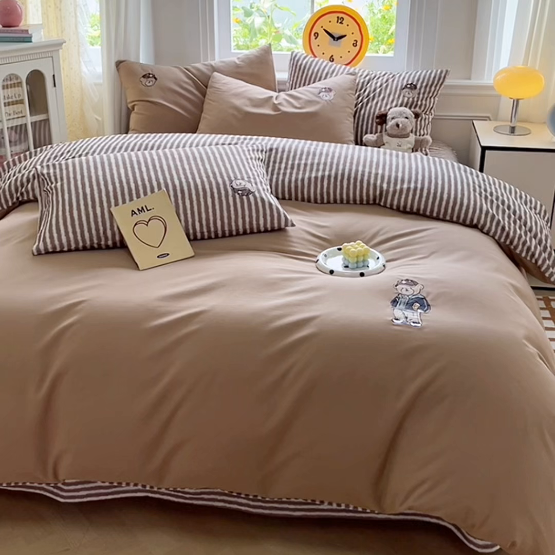 91家纺网 家纺一手货源 找家纺 大境 2025秋冬专版刺绣A类全棉磨毛四件套三件套 篮球小熊-暖咖