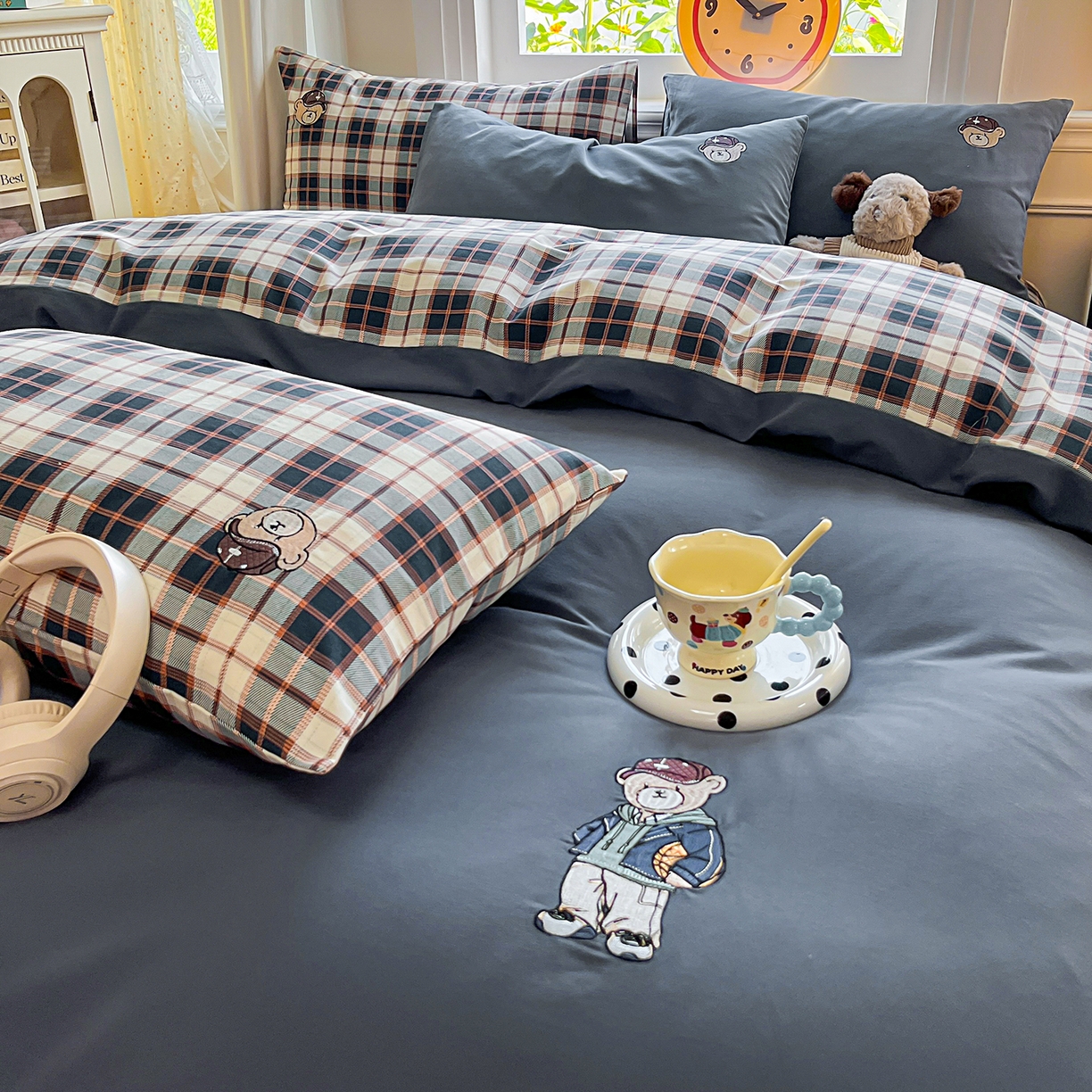 91家纺网 家纺一手货源 找家纺 大境 2025秋冬专版刺绣A类全棉磨毛四件套三件套 篮球小熊-深蓝