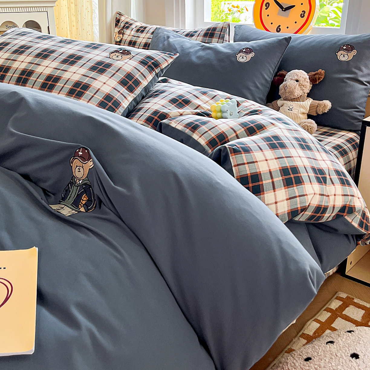 91家纺网 家纺一手货源 找家纺 大境 2025秋冬专版刺绣A类全棉磨毛四件套三件套 篮球小熊-深蓝