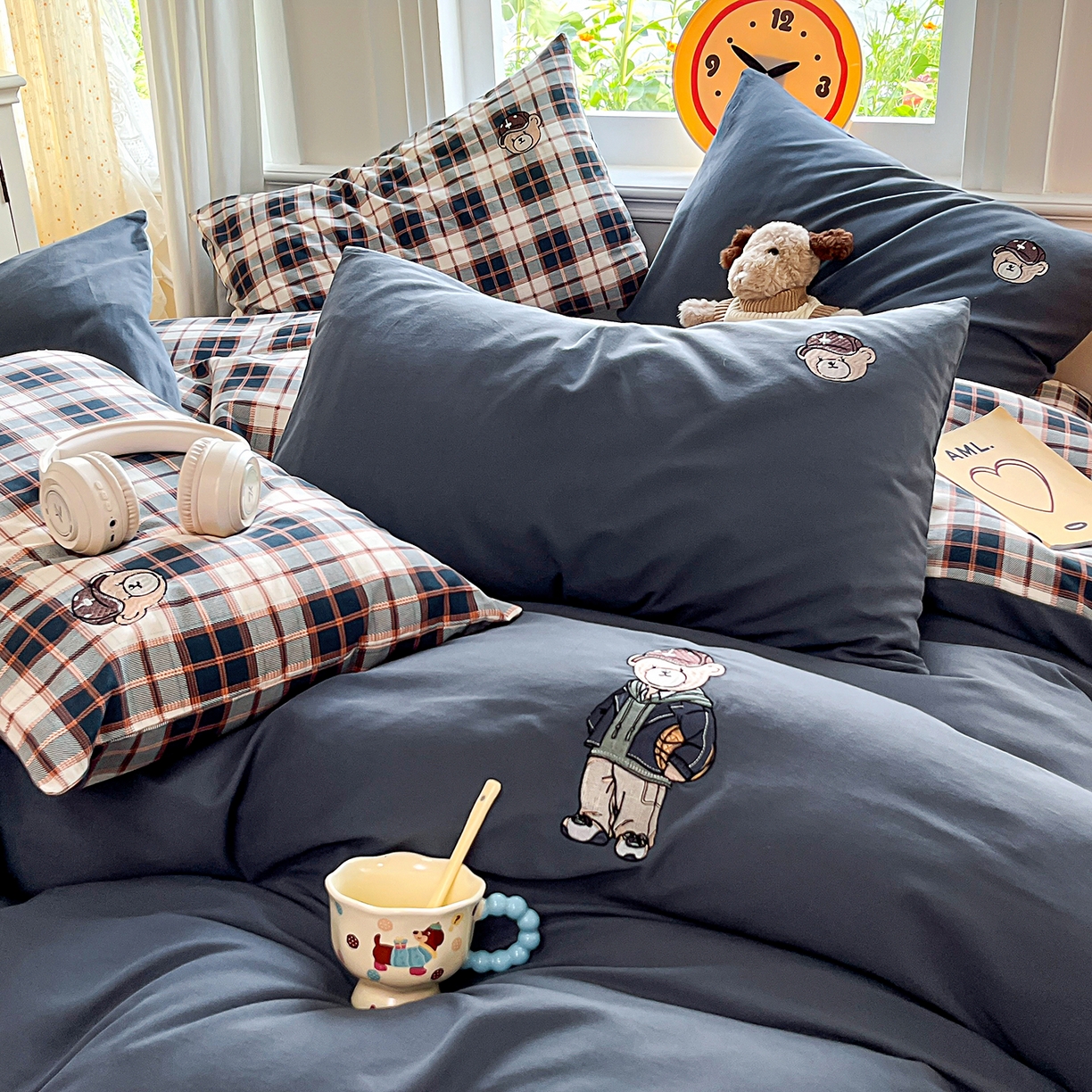 91家纺网 家纺一手货源 找家纺 大境 2025秋冬专版刺绣A类全棉磨毛四件套三件套 篮球小熊-深蓝