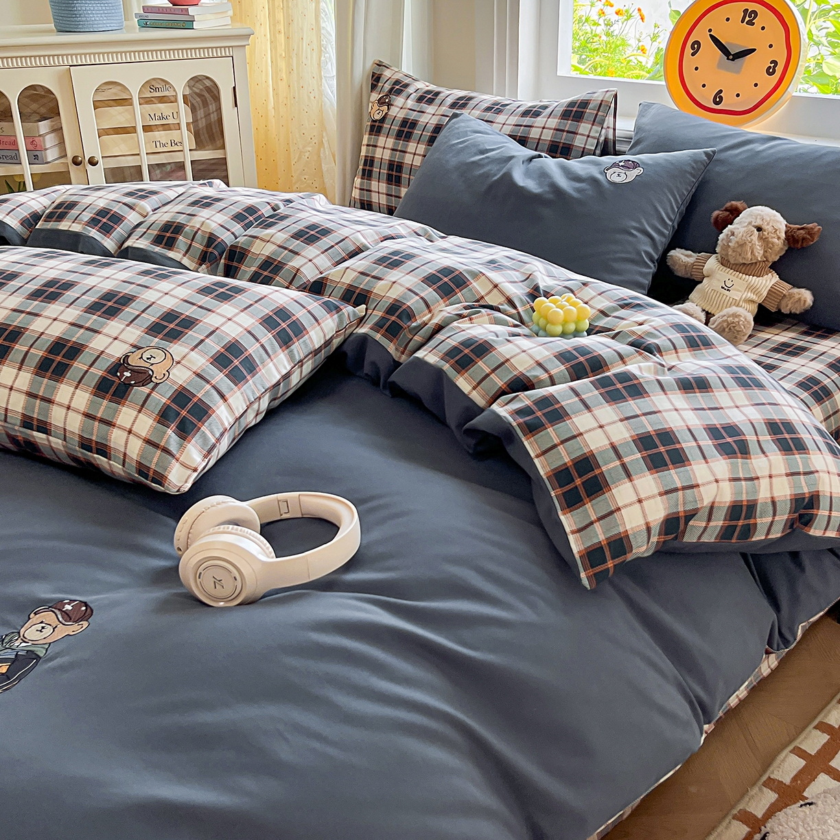 91家纺网 家纺一手货源 找家纺 大境 2025秋冬专版刺绣A类全棉磨毛四件套三件套 篮球小熊-深蓝