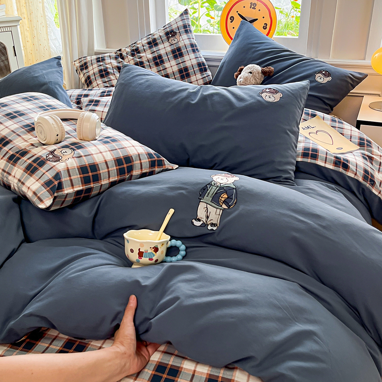 91家纺网 家纺一手货源 找家纺 大境 2025秋冬专版刺绣A类全棉磨毛四件套三件套 篮球小熊-深蓝