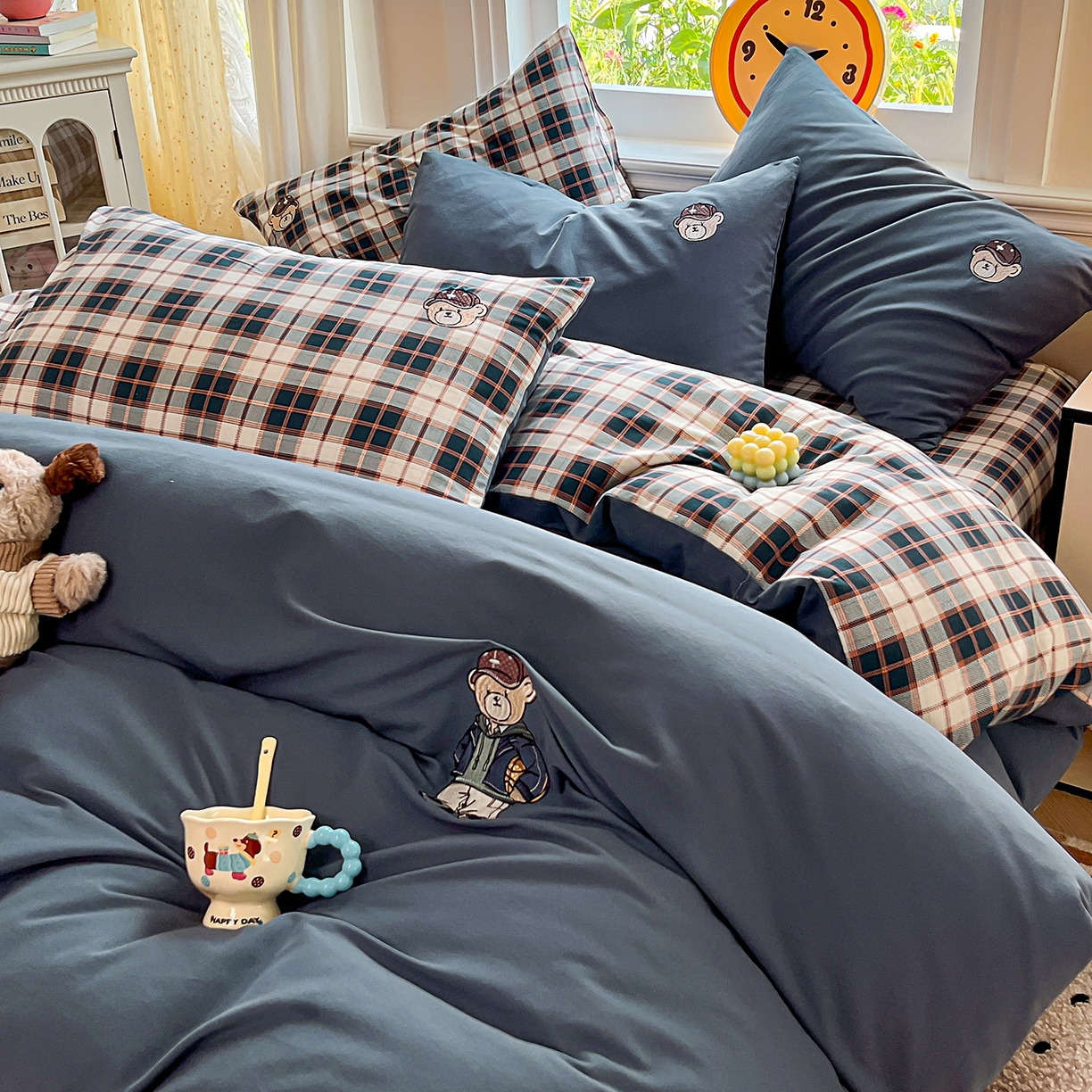 91家纺网 家纺一手货源 找家纺 大境 2025秋冬专版刺绣A类全棉磨毛四件套三件套 篮球小熊-深蓝