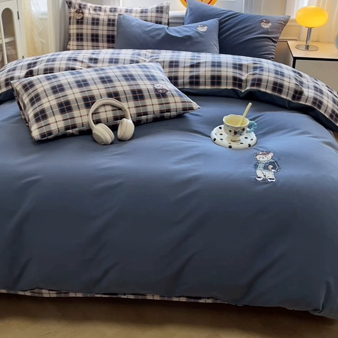 91家纺网 家纺一手货源 找家纺 大境 2025秋冬专版刺绣A类全棉磨毛四件套三件套 篮球小熊-深蓝