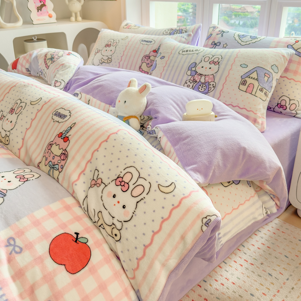 91家纺网 家纺一手货源 找家纺 摩妮卡 摩妮卡 2025新款加厚款小清新牛奶绒印花四件套床单款床笠单被套 萌兔小屋