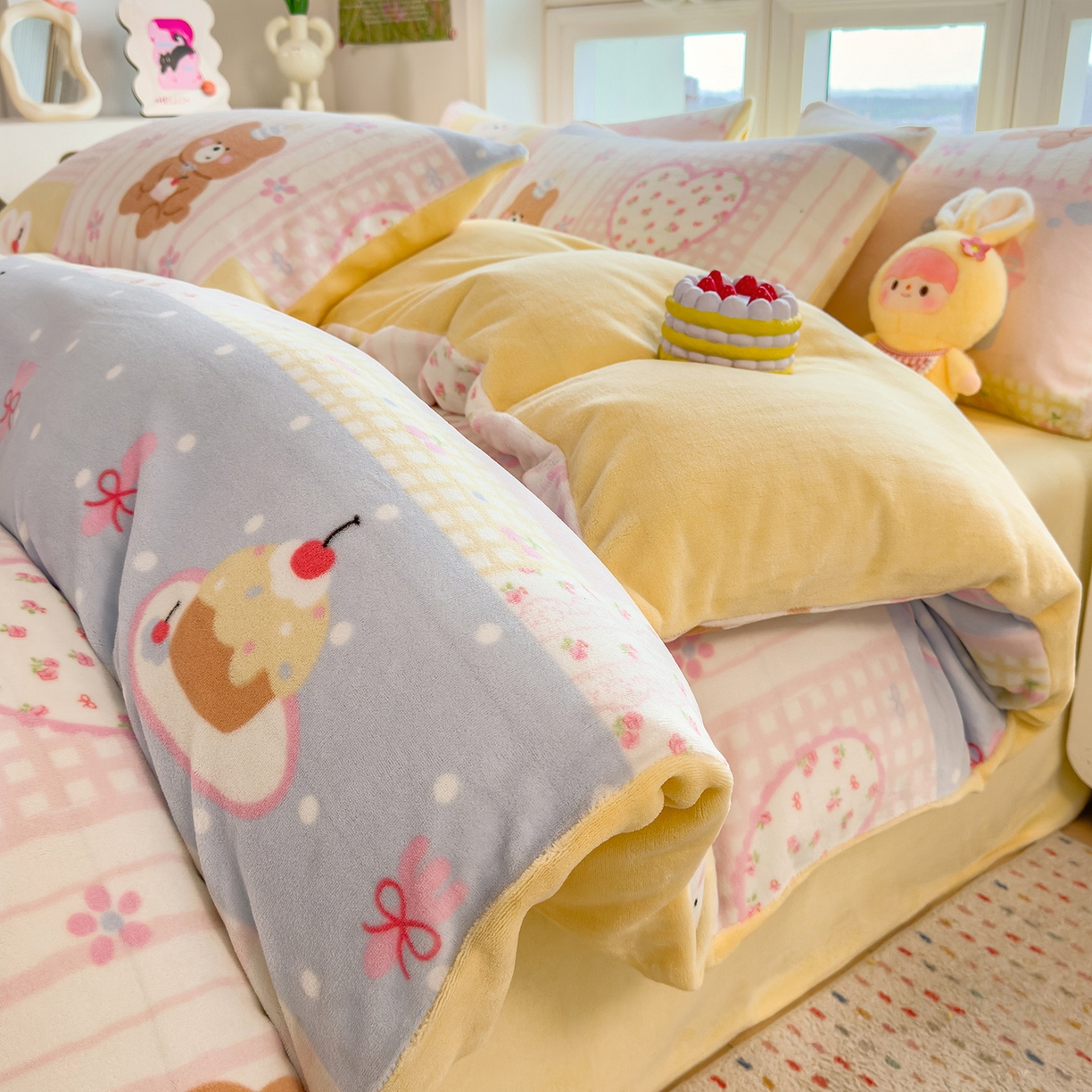 91家纺网 家纺一手货源 找家纺 摩妮卡 摩妮卡 2025新款加厚款小清新牛奶绒印花四件套床单款床笠单被套 梦屋小熊