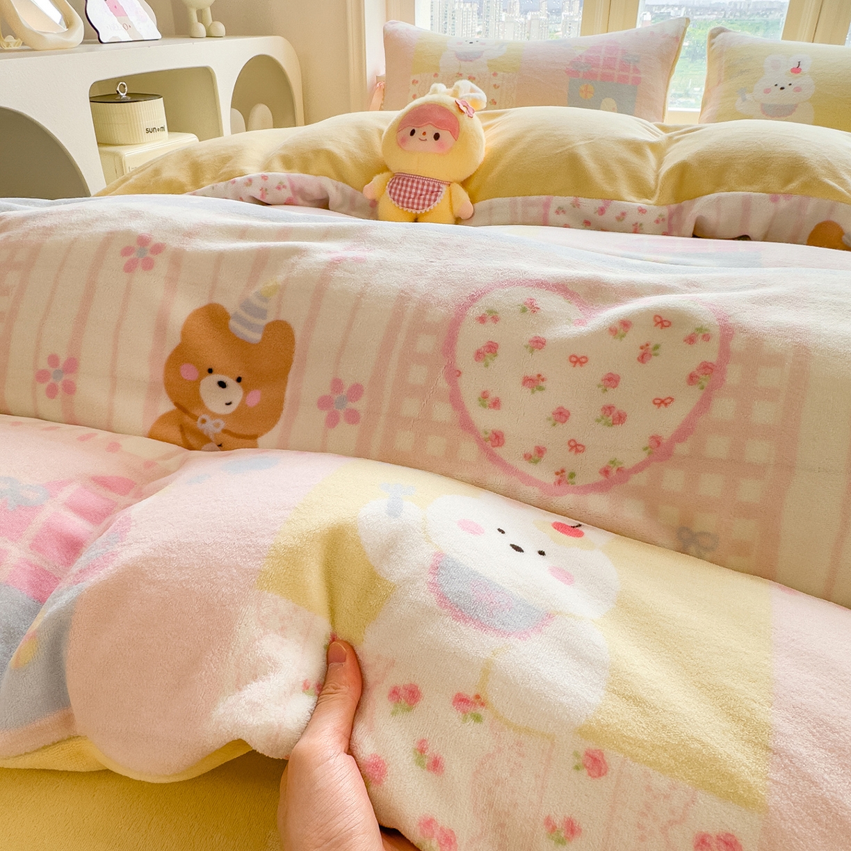 91家纺网 家纺一手货源 找家纺 摩妮卡 摩妮卡 2025新款加厚款小清新牛奶绒印花四件套床单款床笠单被套 梦屋小熊