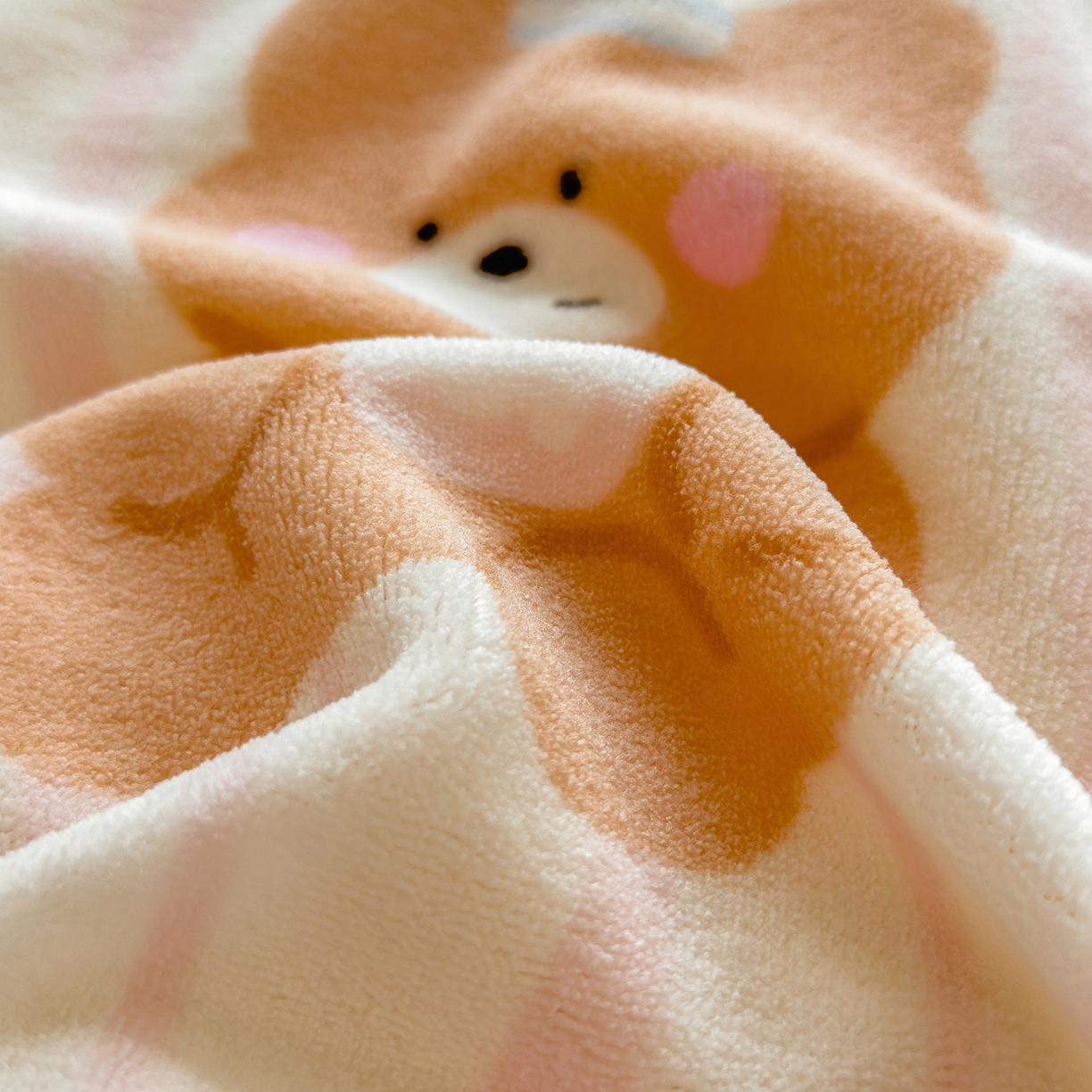 91家纺网 家纺一手货源 找家纺 摩妮卡 摩妮卡 2025新款加厚款小清新牛奶绒印花四件套床单款床笠单被套 梦屋小熊