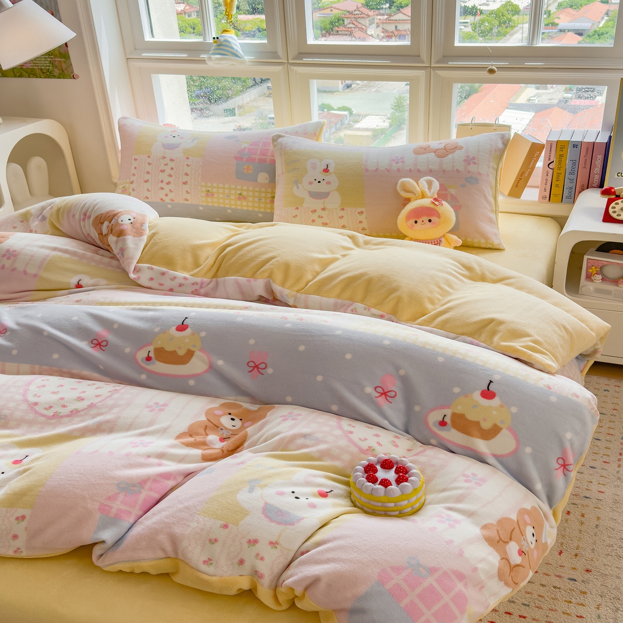 91家纺网 家纺一手货源 找家纺 摩妮卡 摩妮卡 2025新款加厚款小清新牛奶绒印花四件套床单款床笠单被套 梦屋小熊