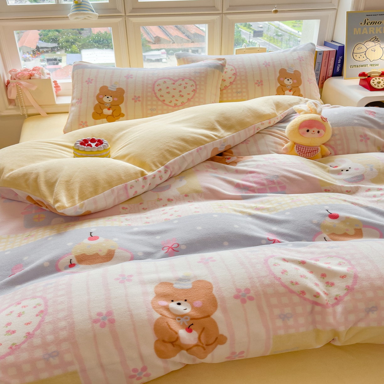 91家纺网 家纺一手货源 找家纺 摩妮卡 摩妮卡 2025新款加厚款小清新牛奶绒印花四件套床单款床笠单被套 梦屋小熊